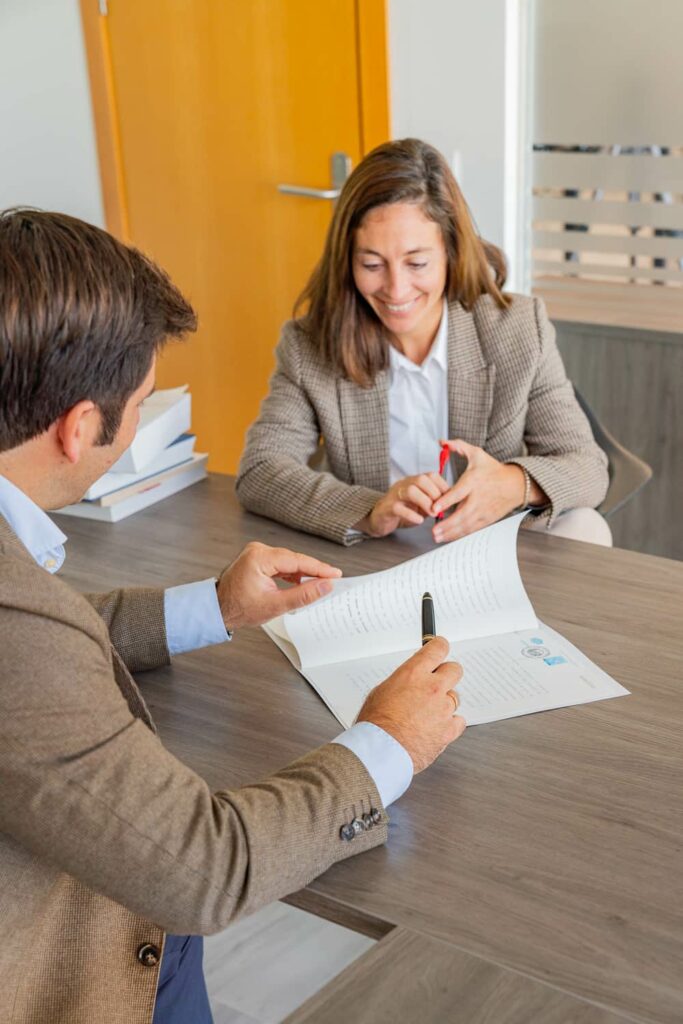 José María Perlado asesorando a un cliente sobre su cuenta de explotación