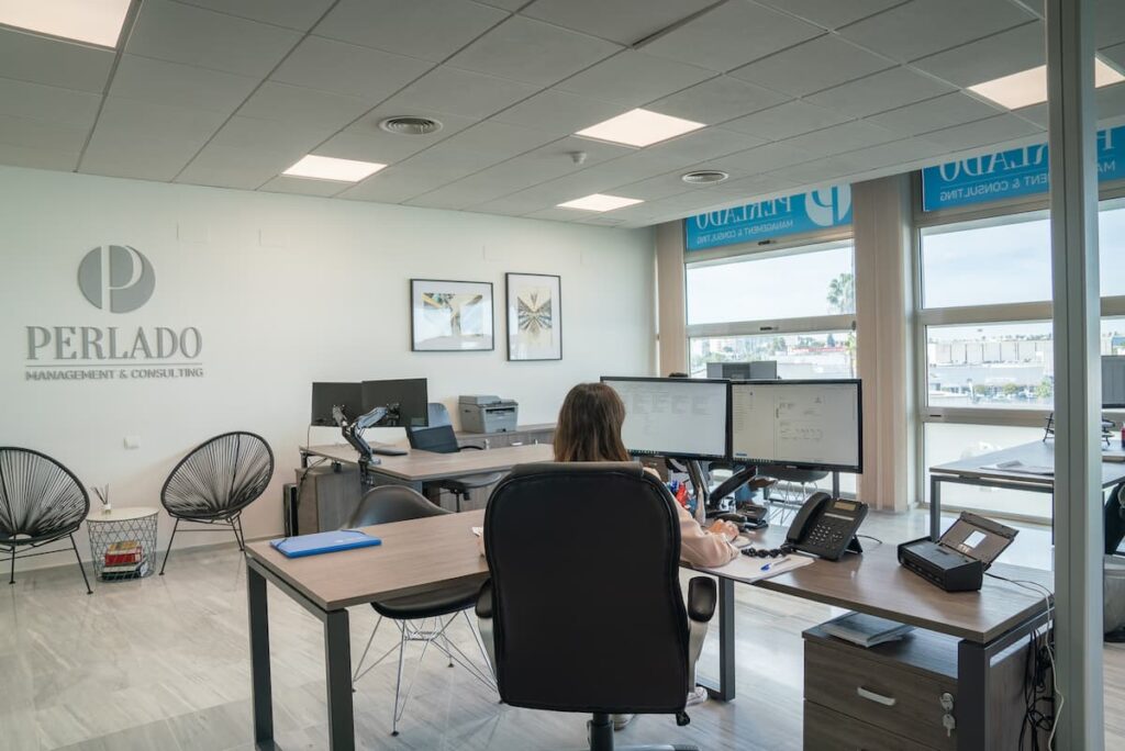 Asesora de Perlado resolviendo en su oficina cuántas veces puedo darme de alta como autónomo en un mismo año